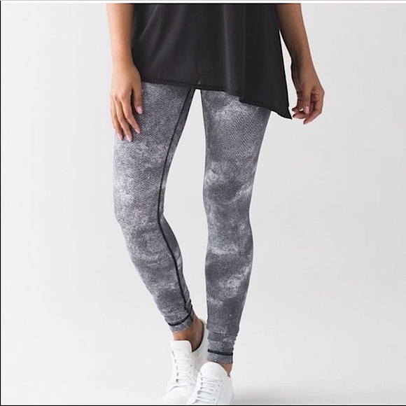 Lululemon Wunder Under Pant III Diffusion White Black Chevron Leggings Size 2 - Picture 2 of 7